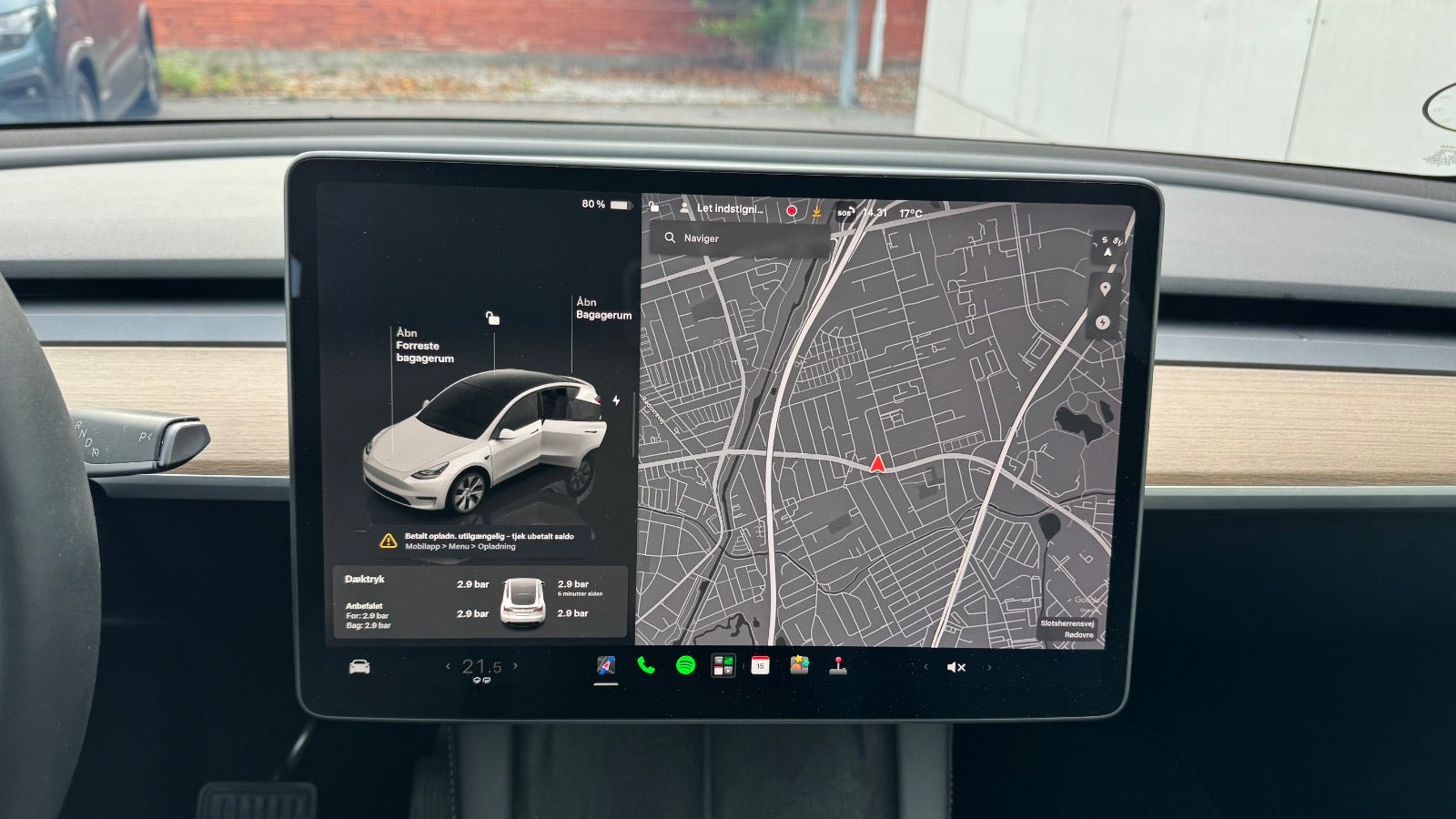 Hvid Tesla Model Y fra 2024