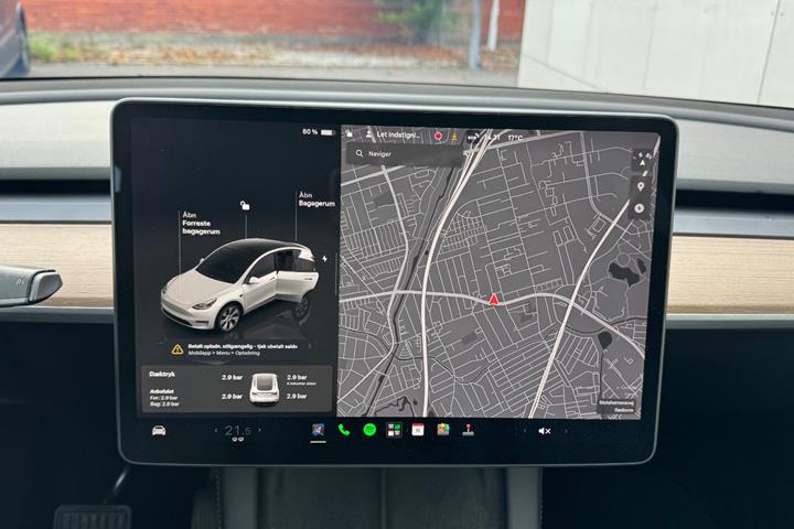 Hvid Tesla Model Y fra 2024