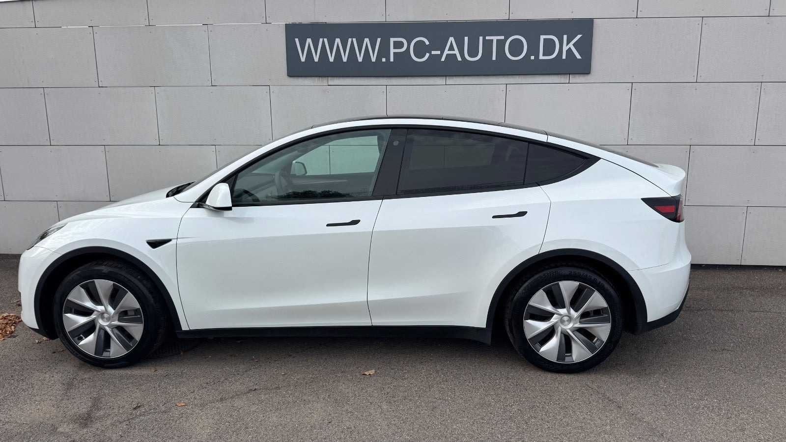 Hvid Tesla Model Y fra 2024