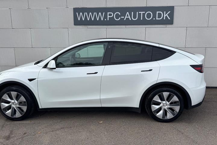 Hvid Tesla Model Y fra 2024