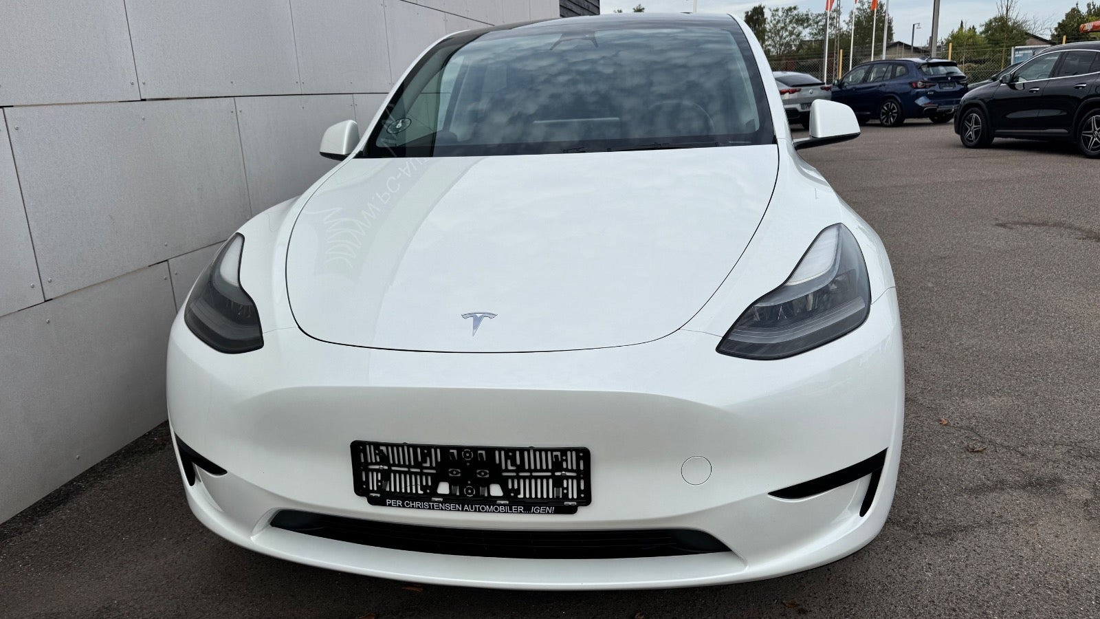 Hvid Tesla Model Y fra 2024