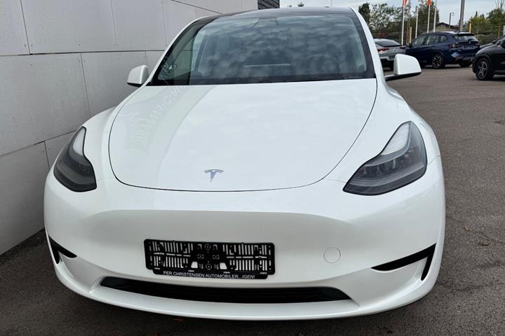 Hvid Tesla Model Y fra 2024