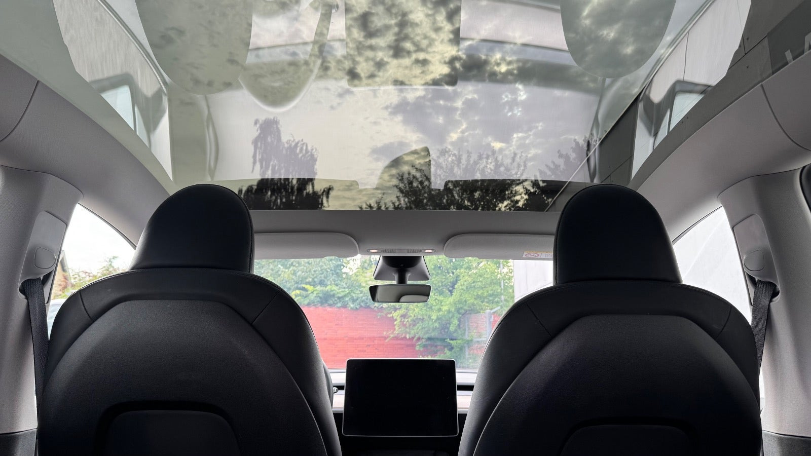 Hvid Tesla Model Y fra 2024