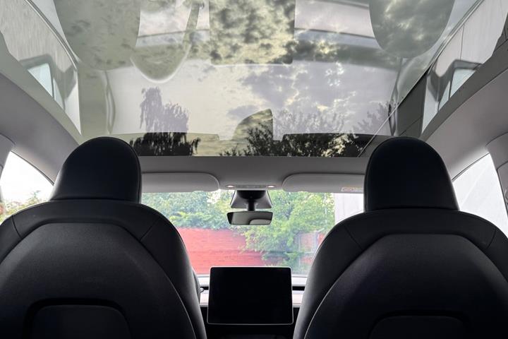 Hvid Tesla Model Y fra 2024