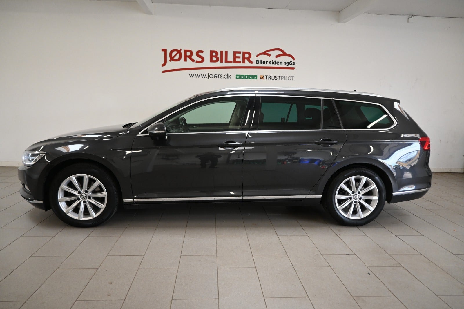 Grå VW Passat fra 2018