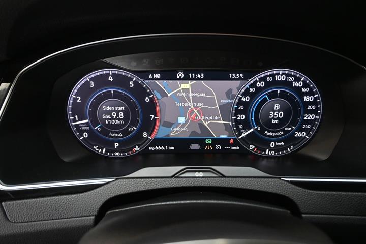 Grå VW Passat fra 2018