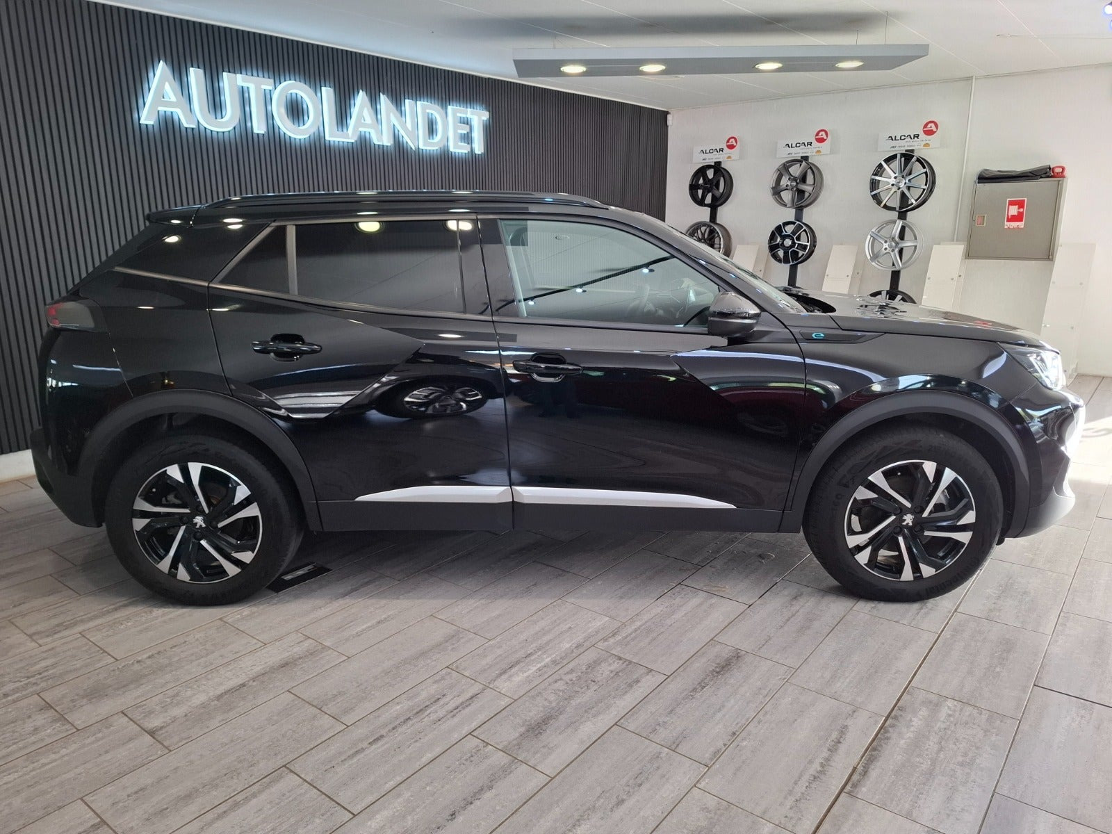 Sort Peugeot e-2008 fra 2023
