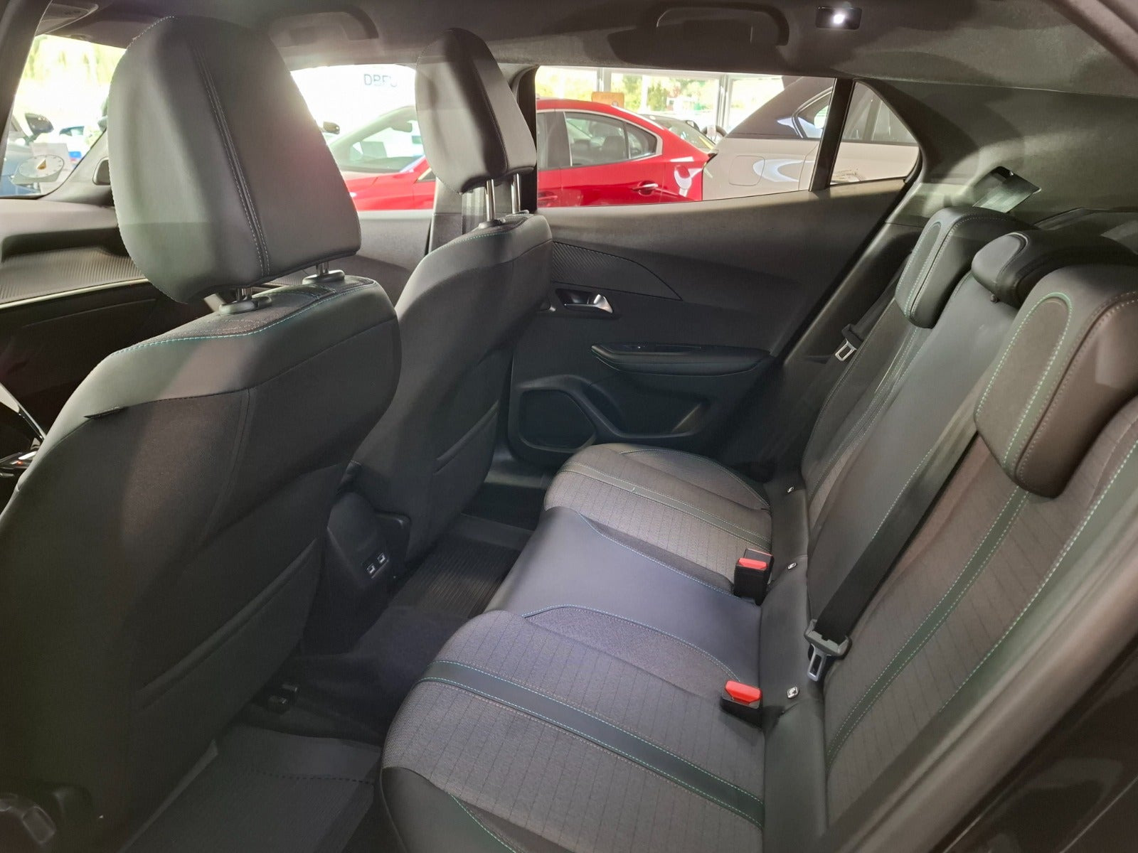 Sort Peugeot e-2008 fra 2023