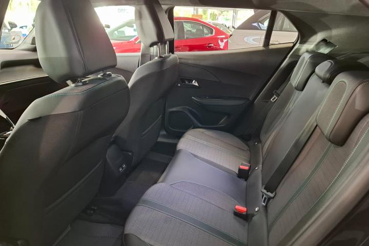 Sort Peugeot e-2008 fra 2023