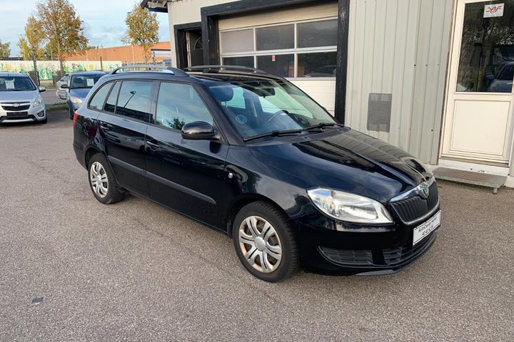 Sort Skoda Fabia fra 2011 set udefra