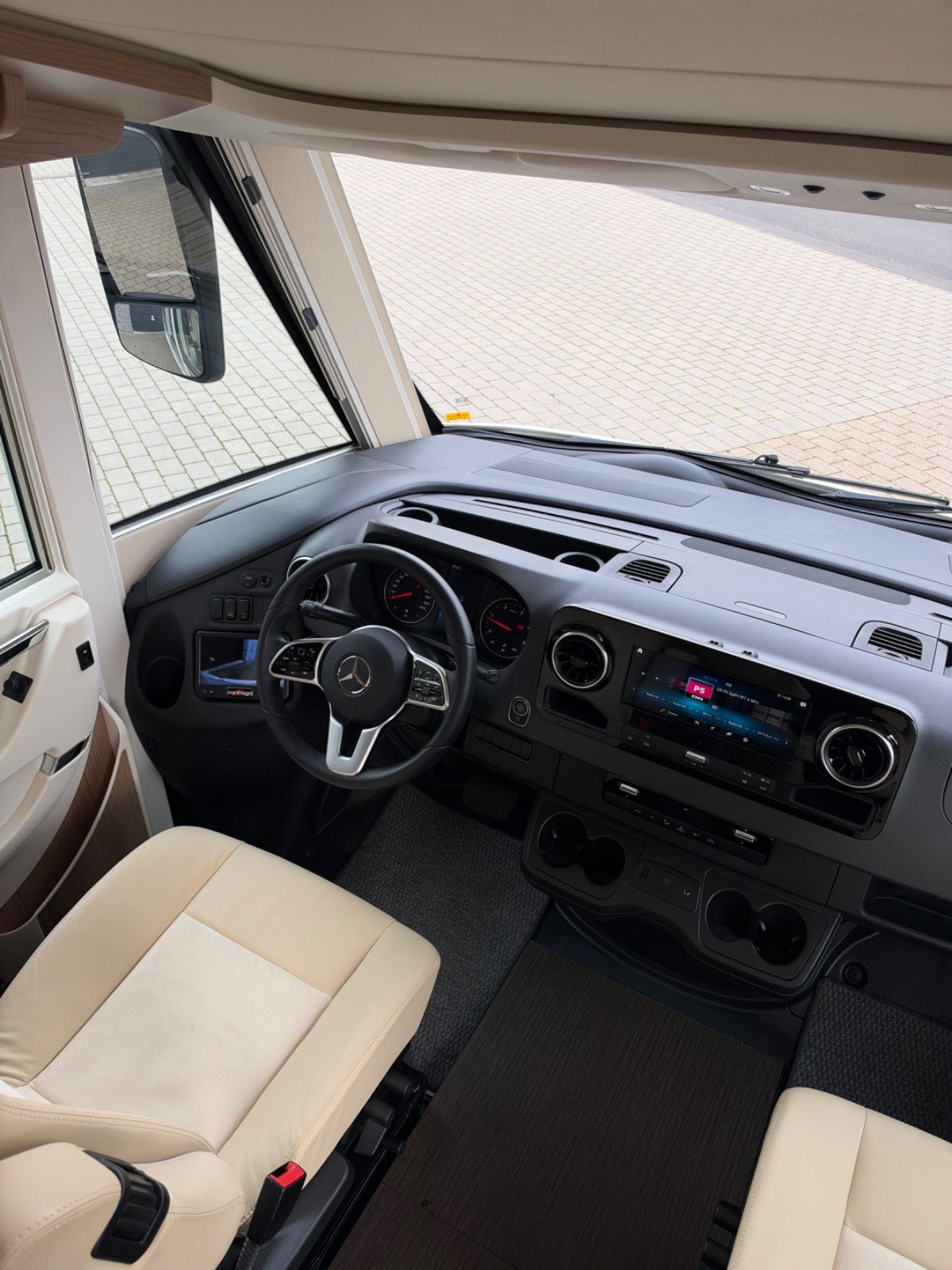 Hvid Mercedes Carthago fra 2022
