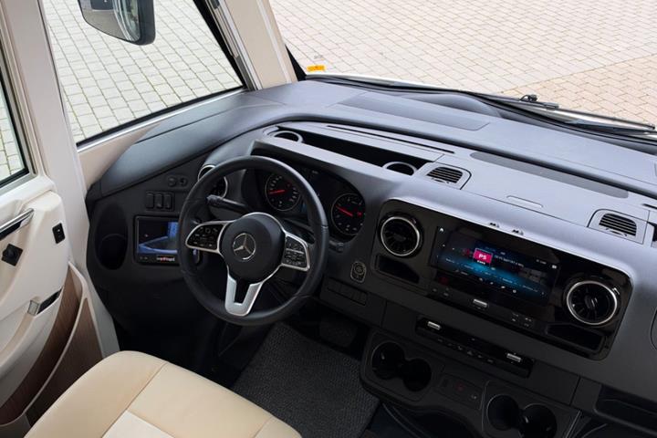 Hvid Mercedes Carthago fra 2022