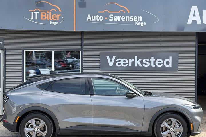 Grå Ford Mustang Mach-E fra 2023