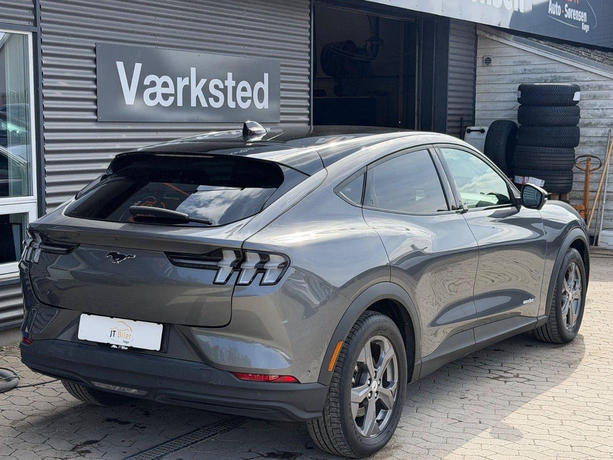 Grå Ford Mustang Mach-E fra 2023