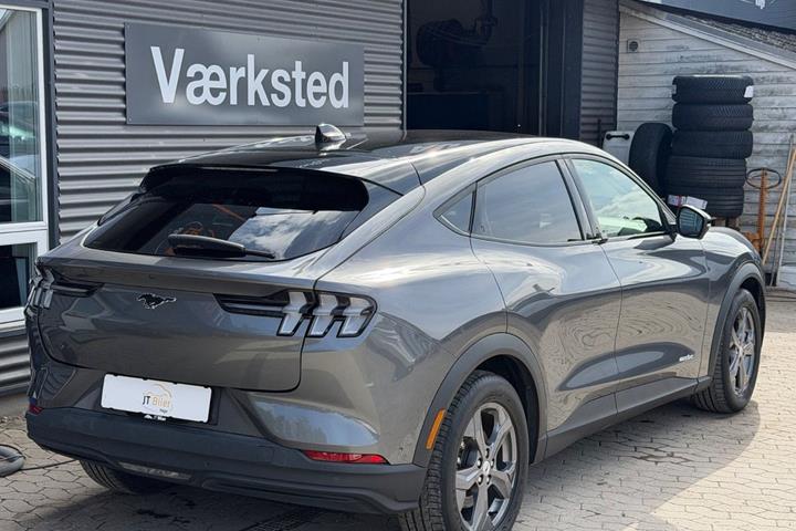 Grå Ford Mustang Mach-E fra 2023