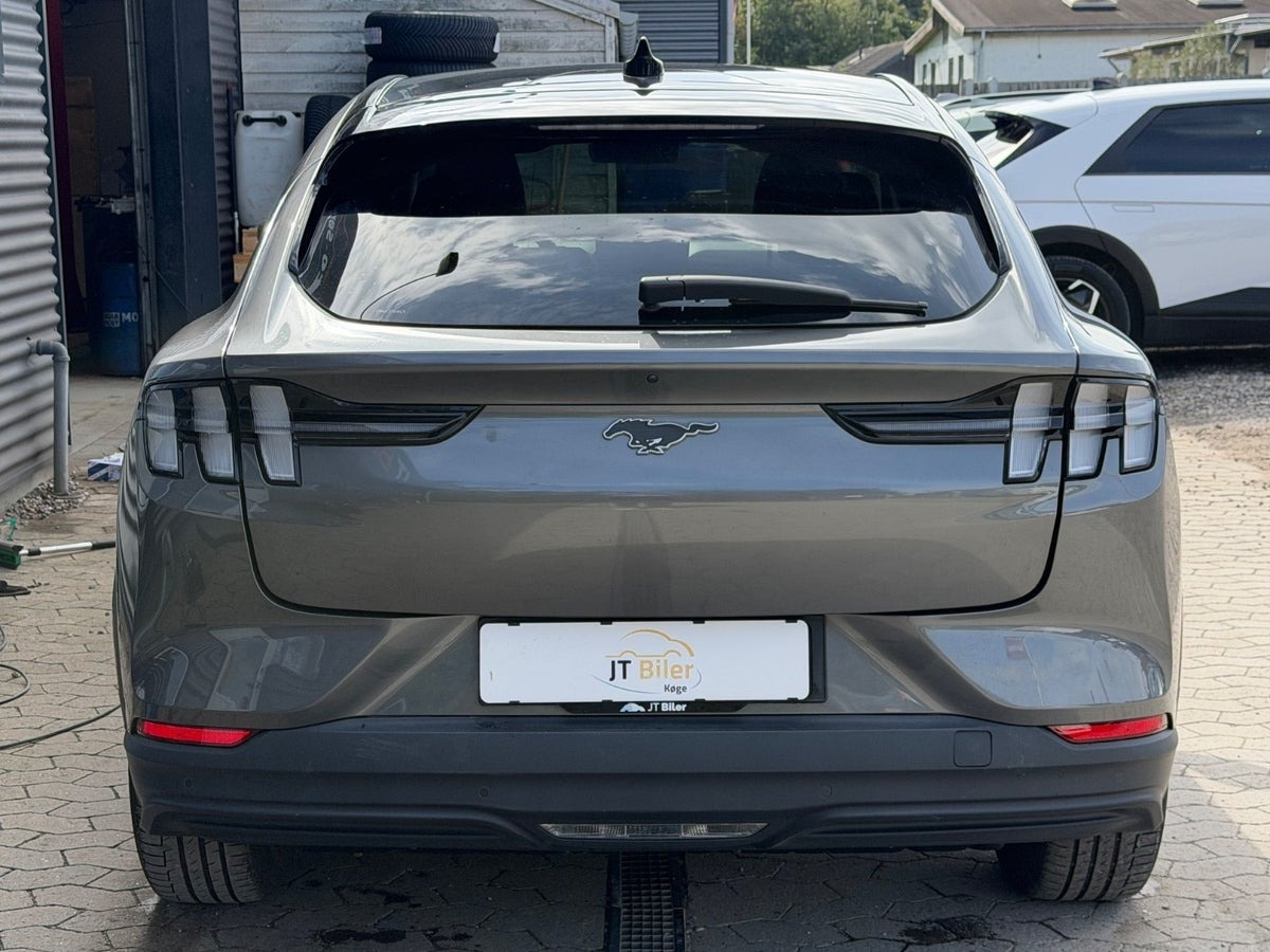 Grå Ford Mustang Mach-E fra 2023