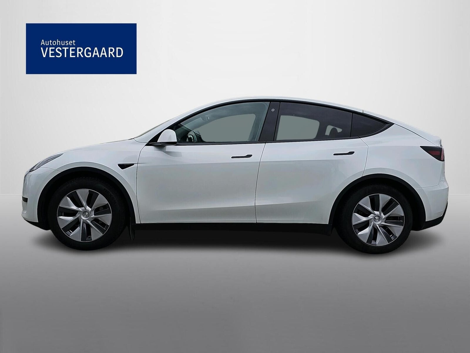 Hvid Tesla Model Y fra 2024