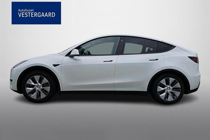 Hvid Tesla Model Y fra 2024