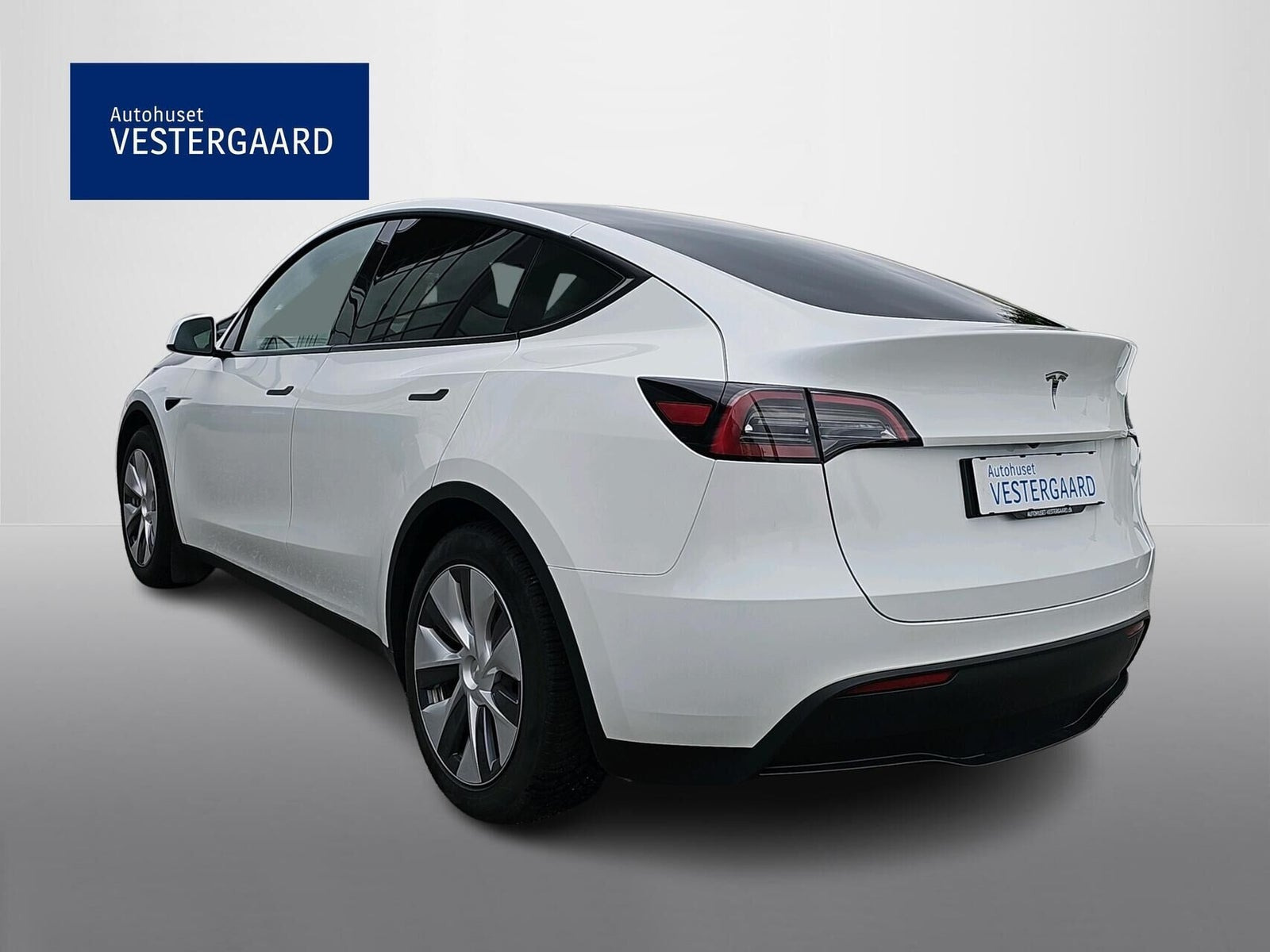 Hvid Tesla Model Y fra 2024