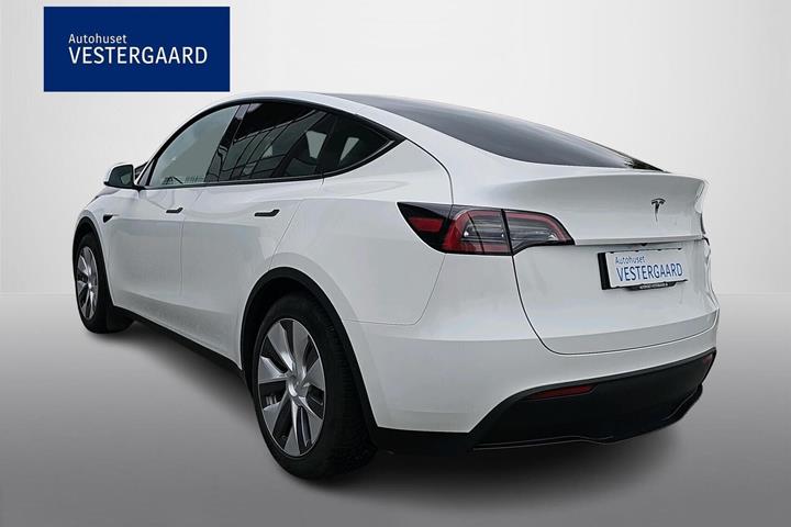 Hvid Tesla Model Y fra 2024
