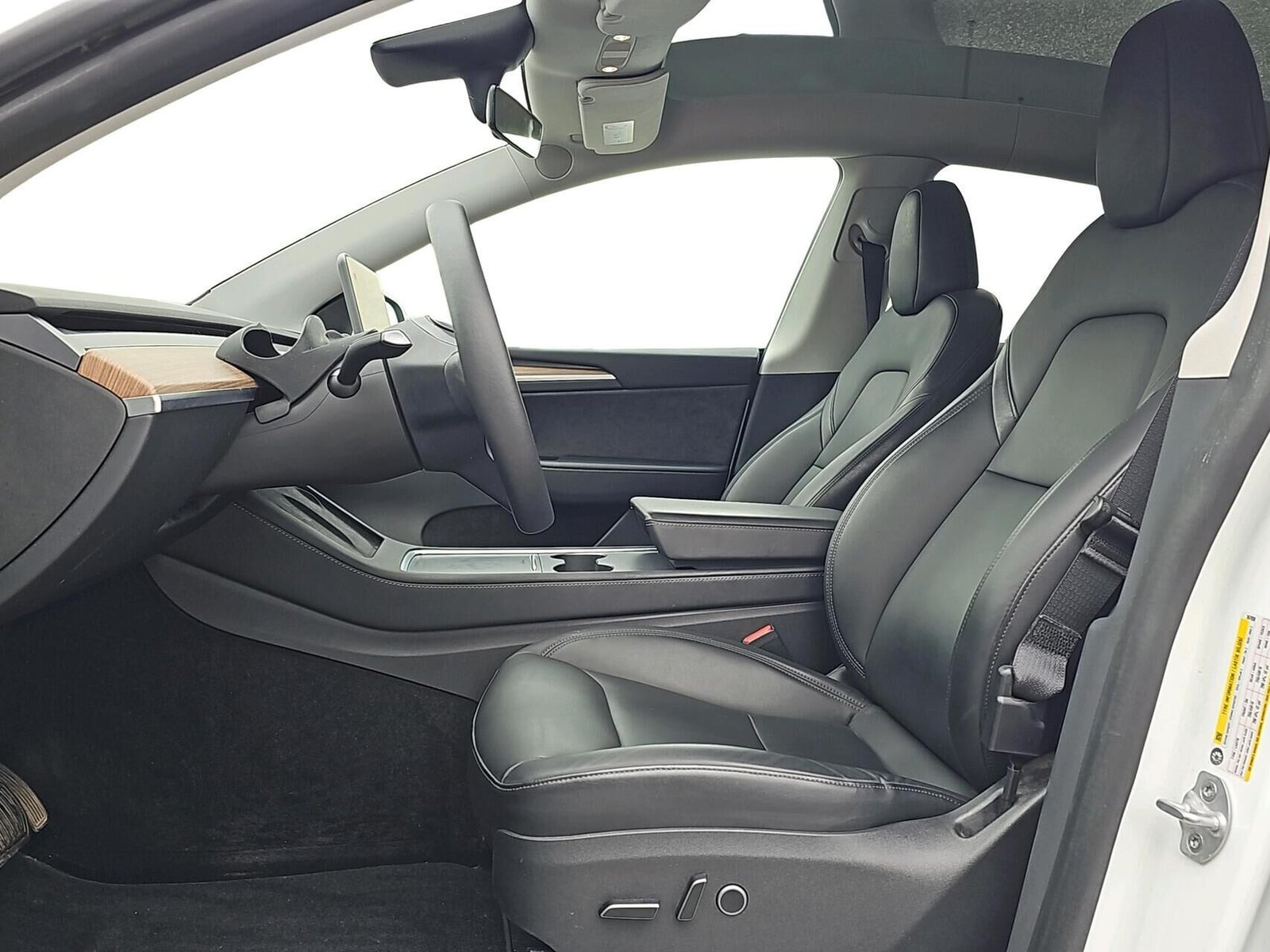Hvid Tesla Model Y fra 2024