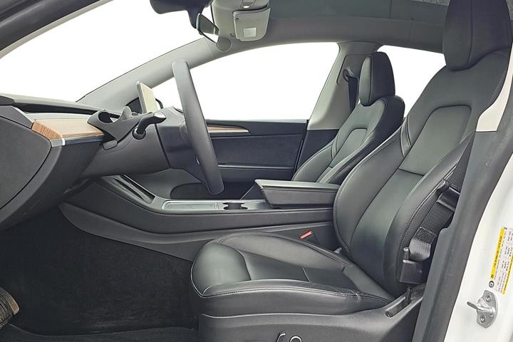 Hvid Tesla Model Y fra 2024