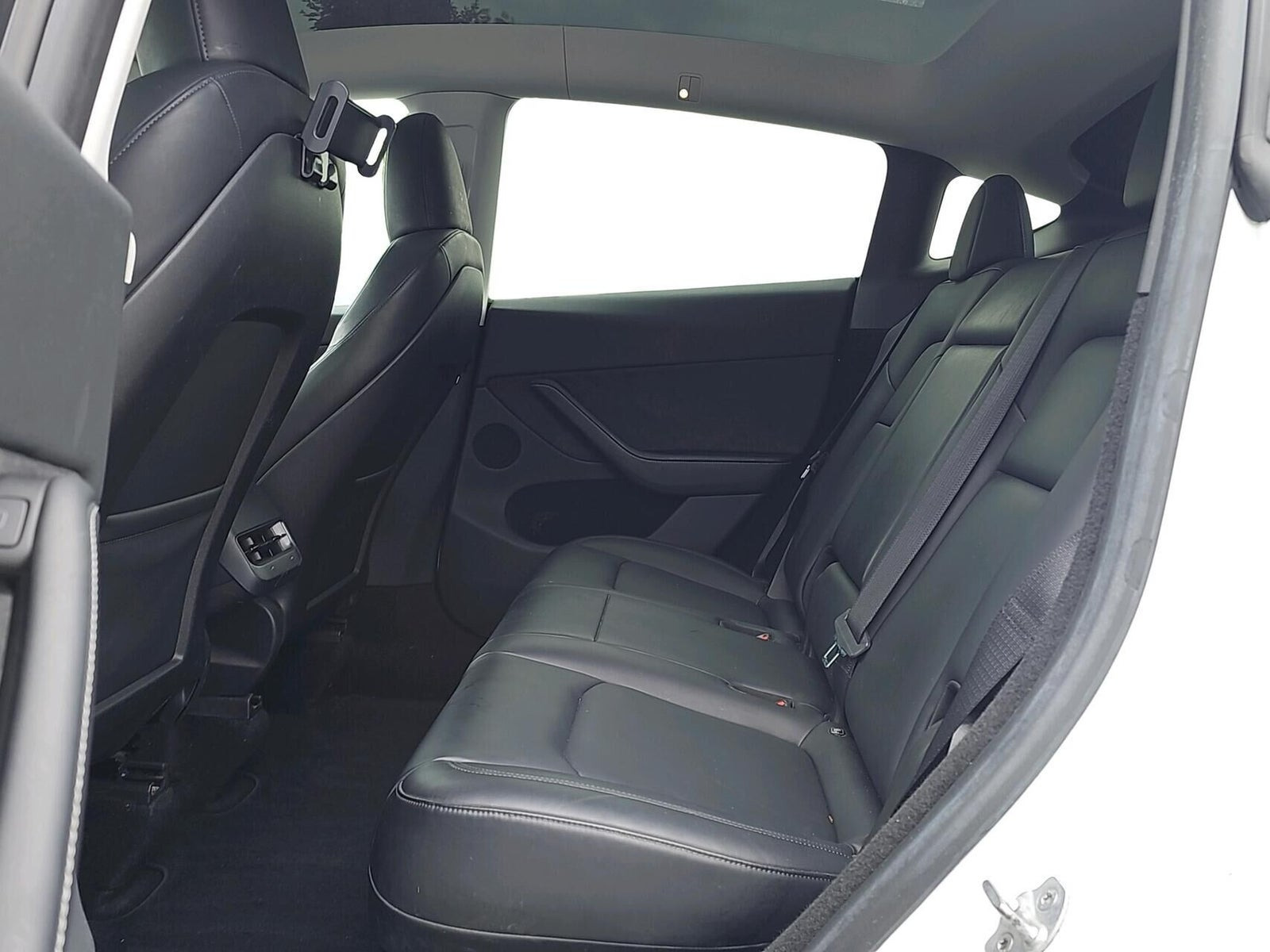 Hvid Tesla Model Y fra 2024