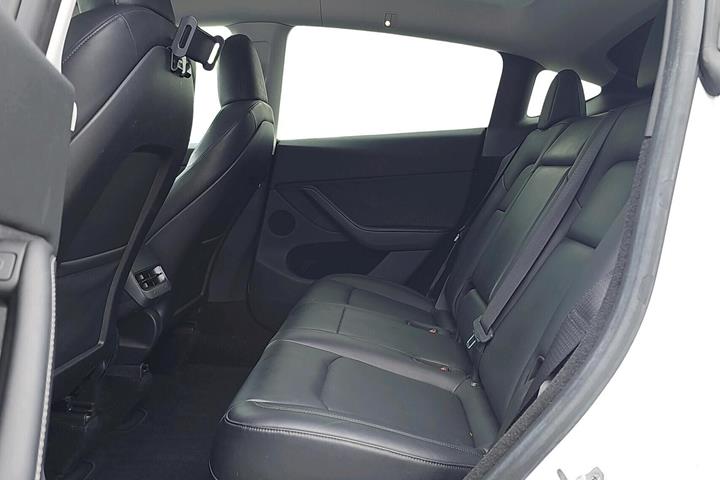 Hvid Tesla Model Y fra 2024