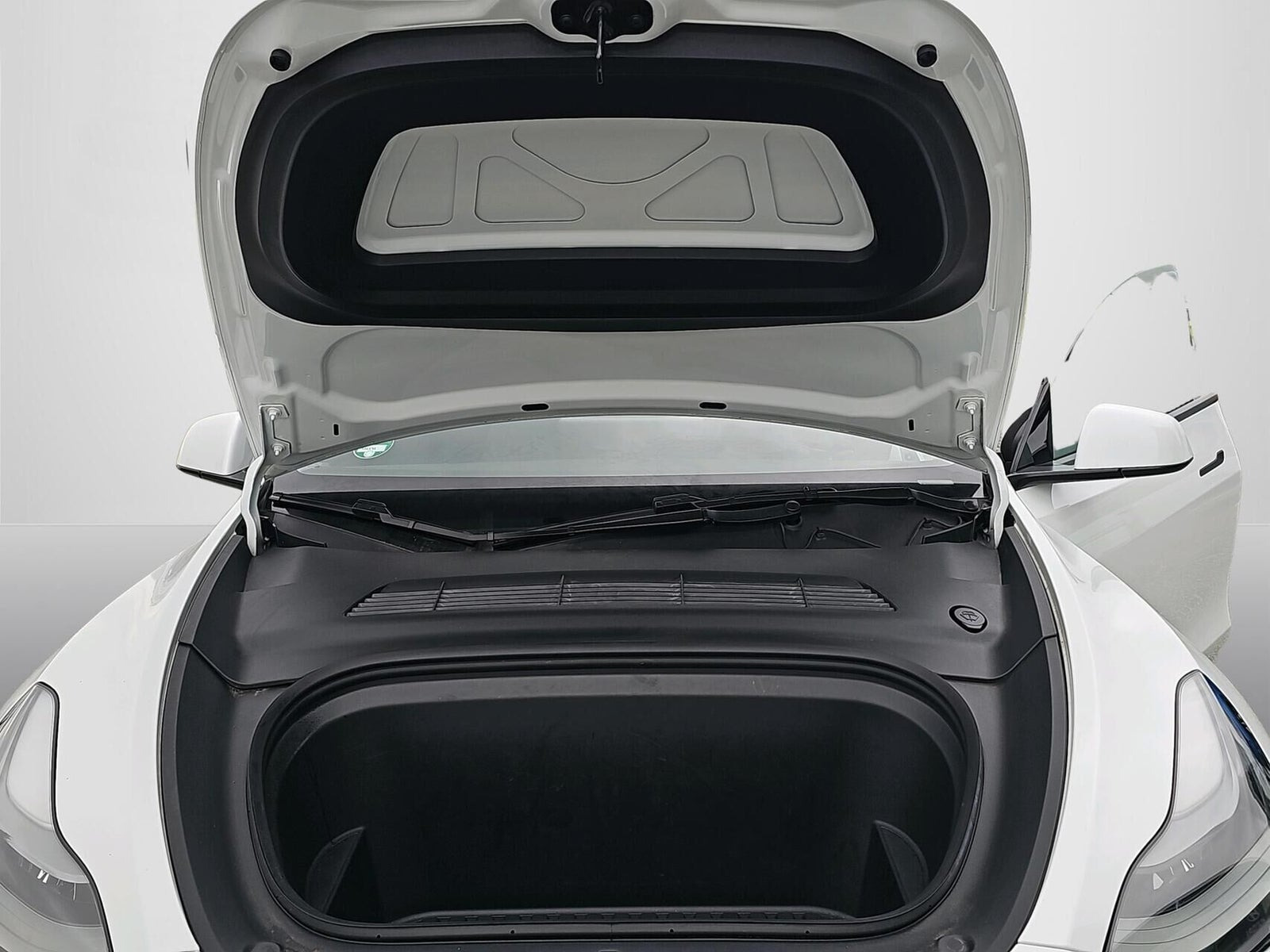 Hvid Tesla Model Y fra 2024