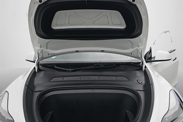 Hvid Tesla Model Y fra 2024
