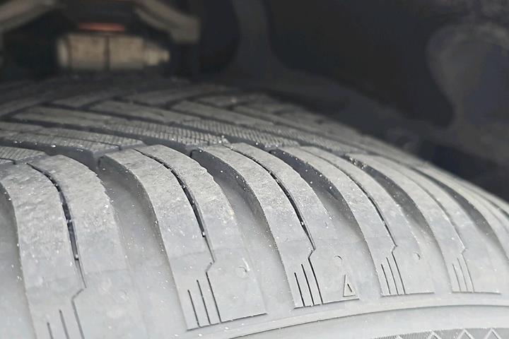 Hvid Tesla Model Y fra 2024