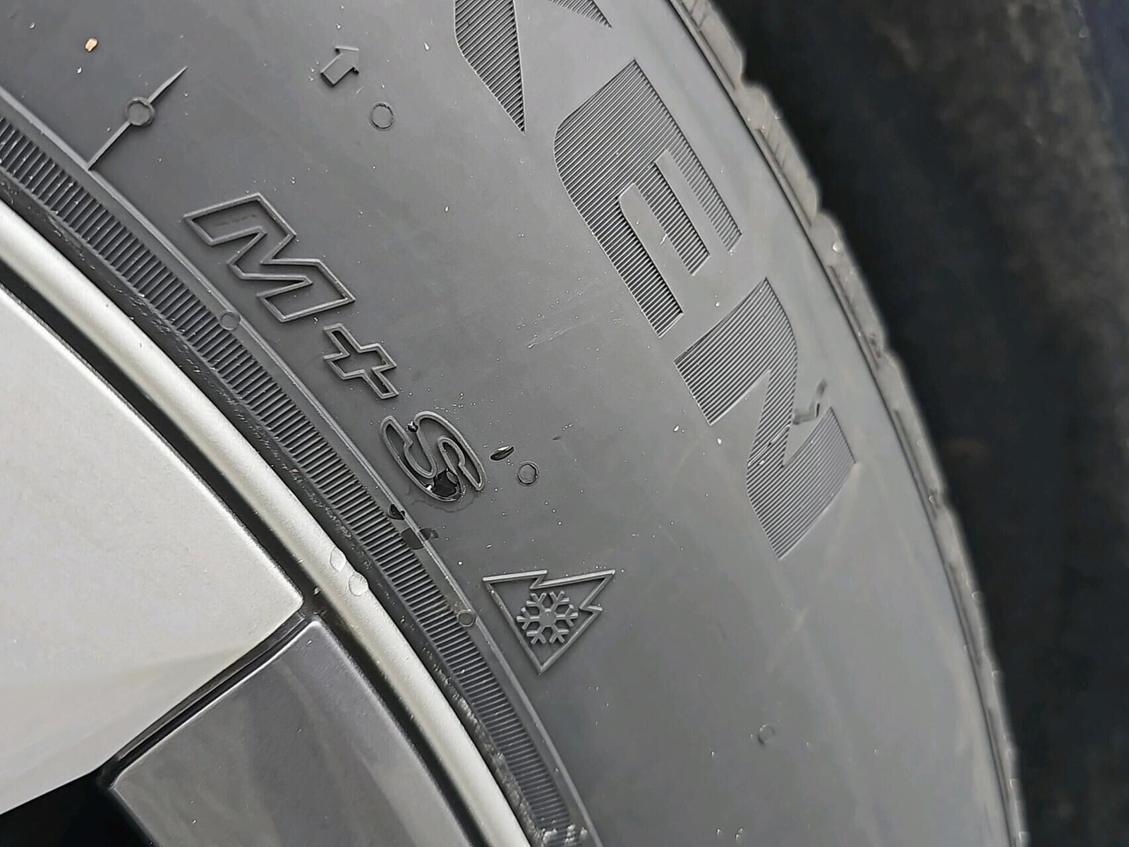 Hvid Tesla Model Y fra 2024