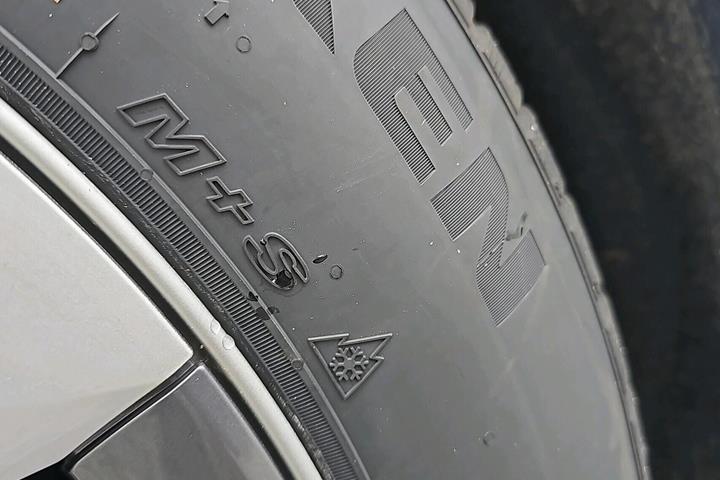 Hvid Tesla Model Y fra 2024
