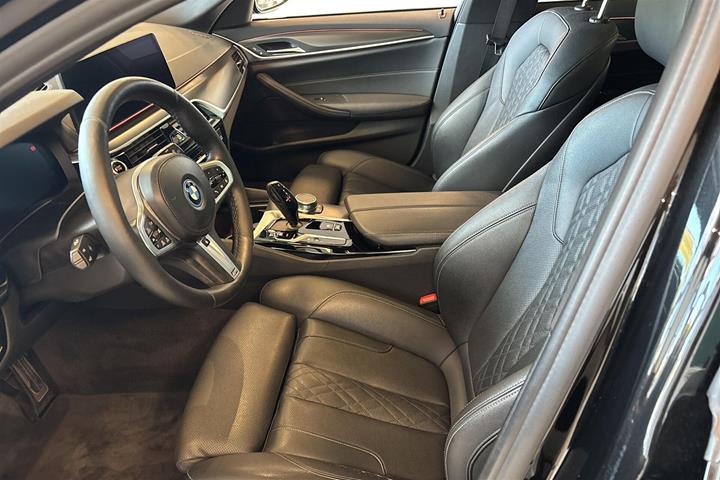 Sort BMW 530e fra 2021