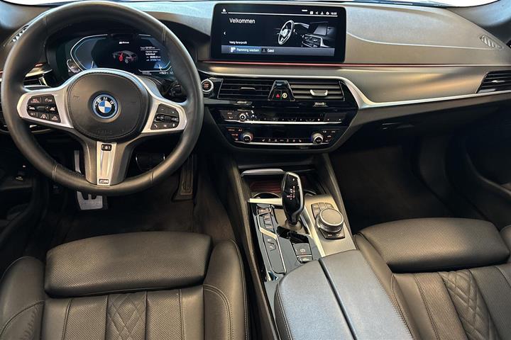 Sort BMW 530e fra 2021