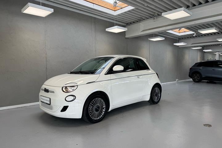 Hvid Fiat 500e fra 2023