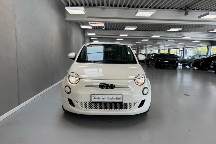 Hvid Fiat 500e fra 2023