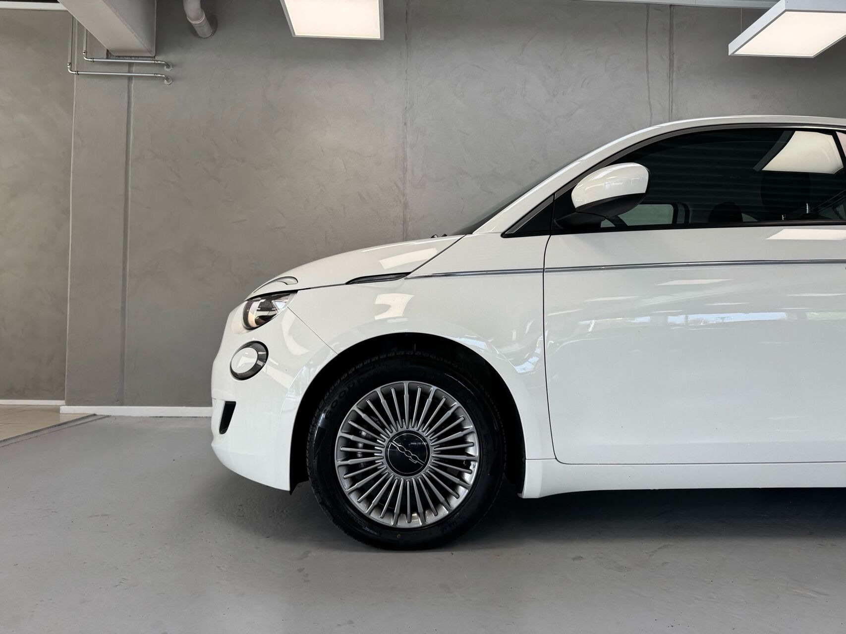 Hvid Fiat 500e fra 2023