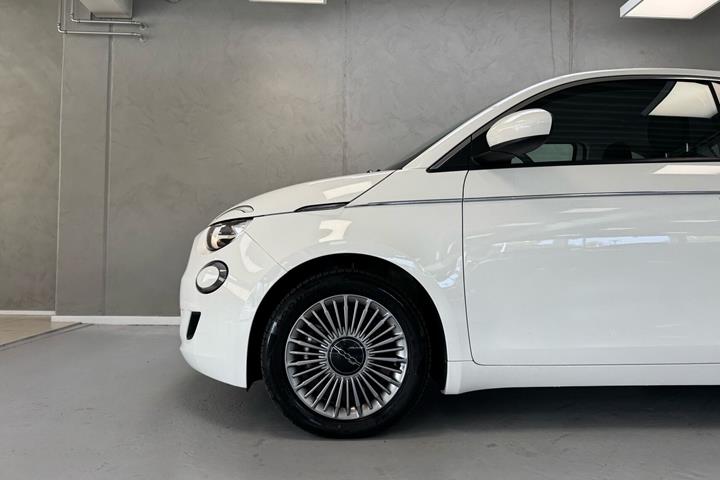 Hvid Fiat 500e fra 2023