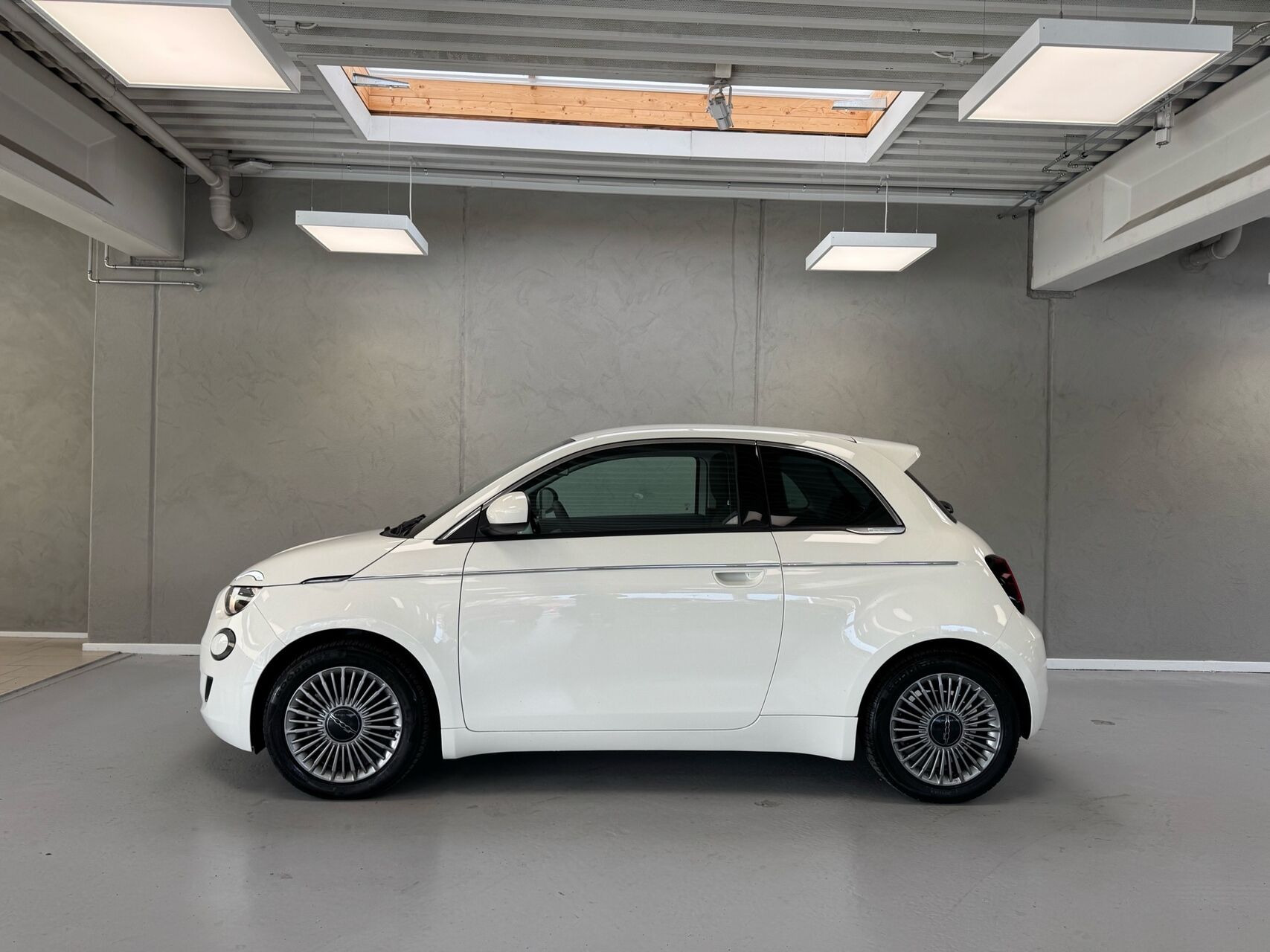 Hvid Fiat 500e fra 2023