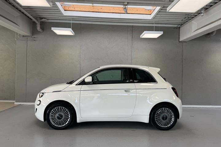 Hvid Fiat 500e fra 2023