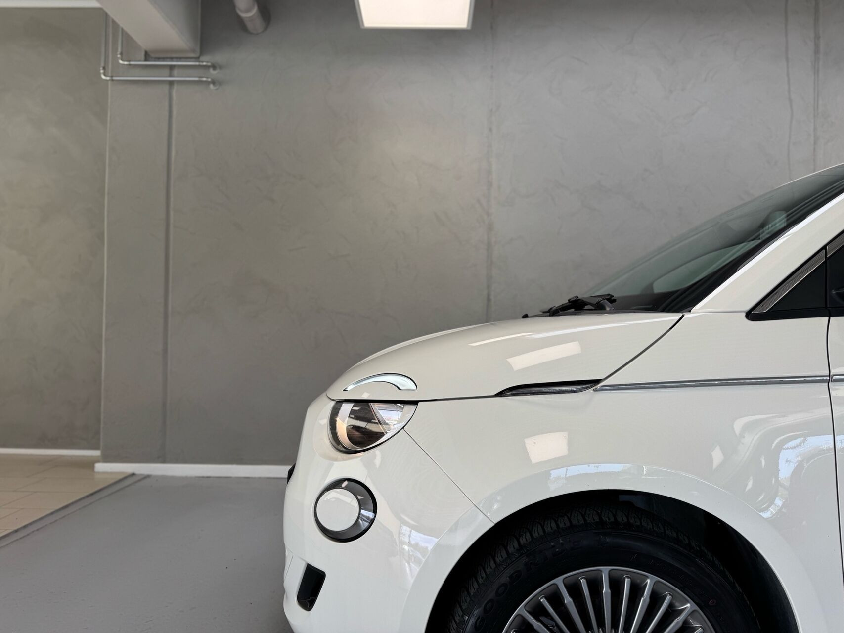 Hvid Fiat 500e fra 2023