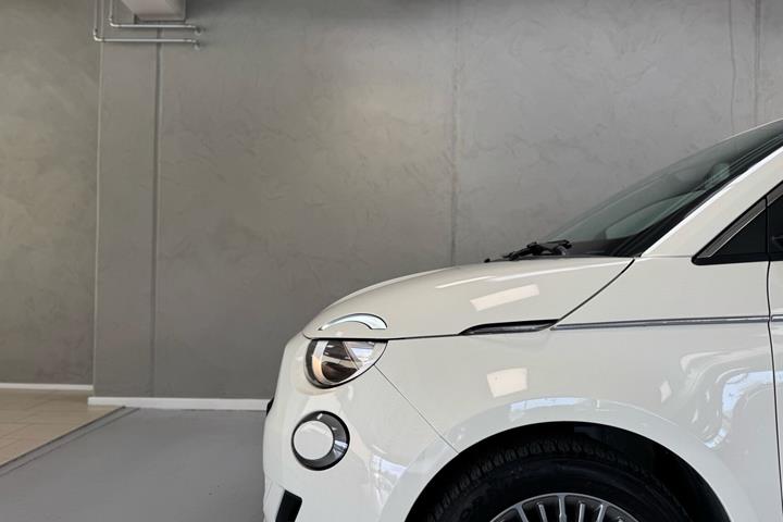 Hvid Fiat 500e fra 2023