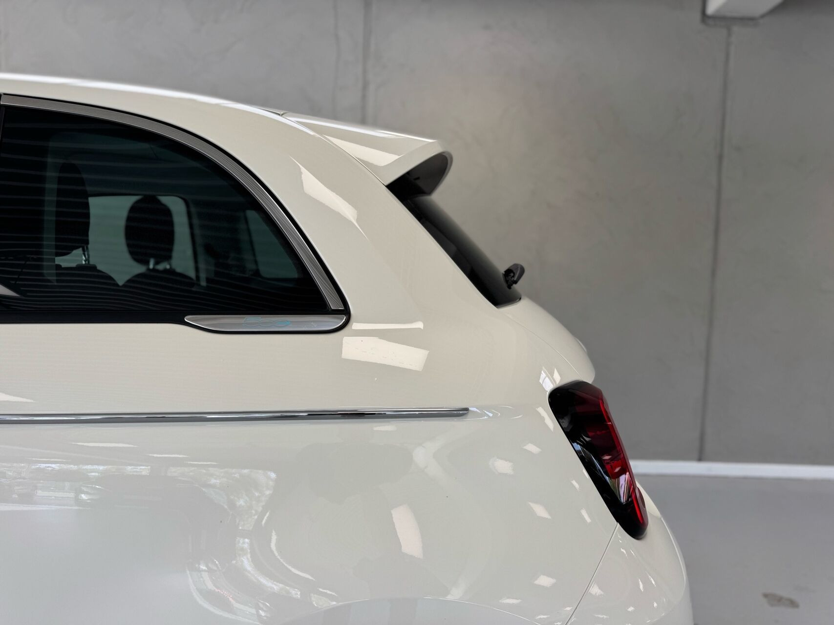 Hvid Fiat 500e fra 2023