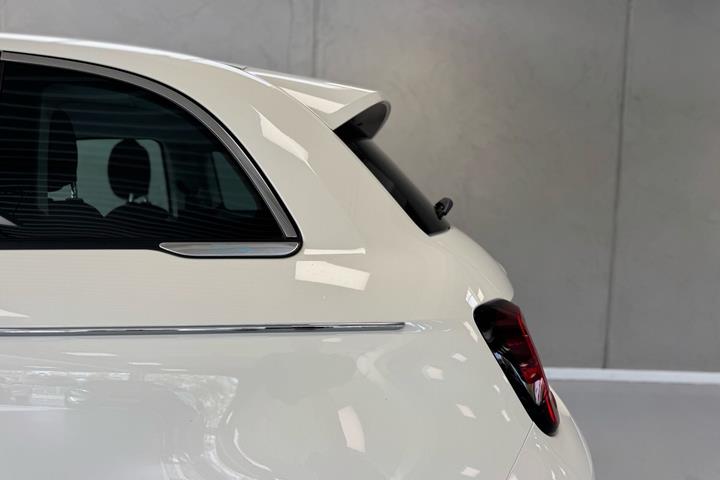 Hvid Fiat 500e fra 2023