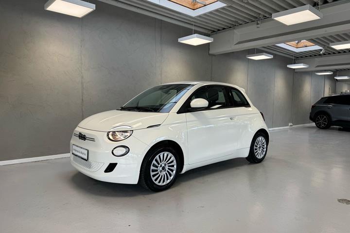 Hvid Fiat 500e fra 2023