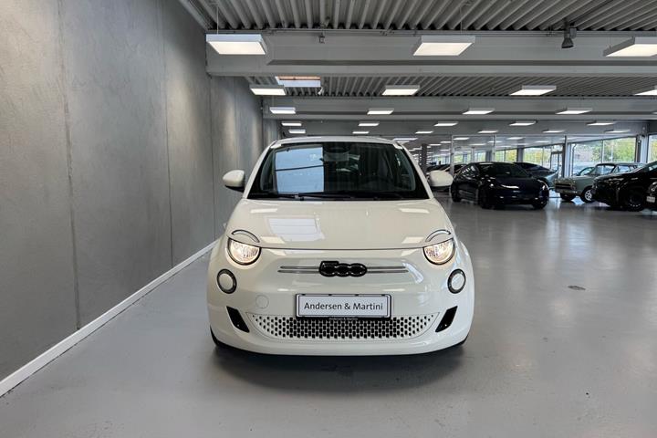 Hvid Fiat 500e fra 2023