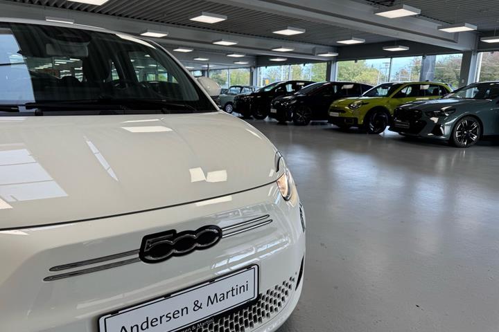 Hvid Fiat 500e fra 2023