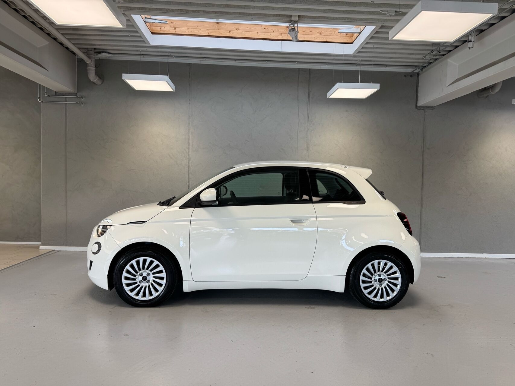 Hvid Fiat 500e fra 2023