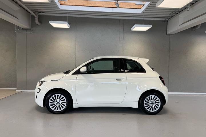 Hvid Fiat 500e fra 2023